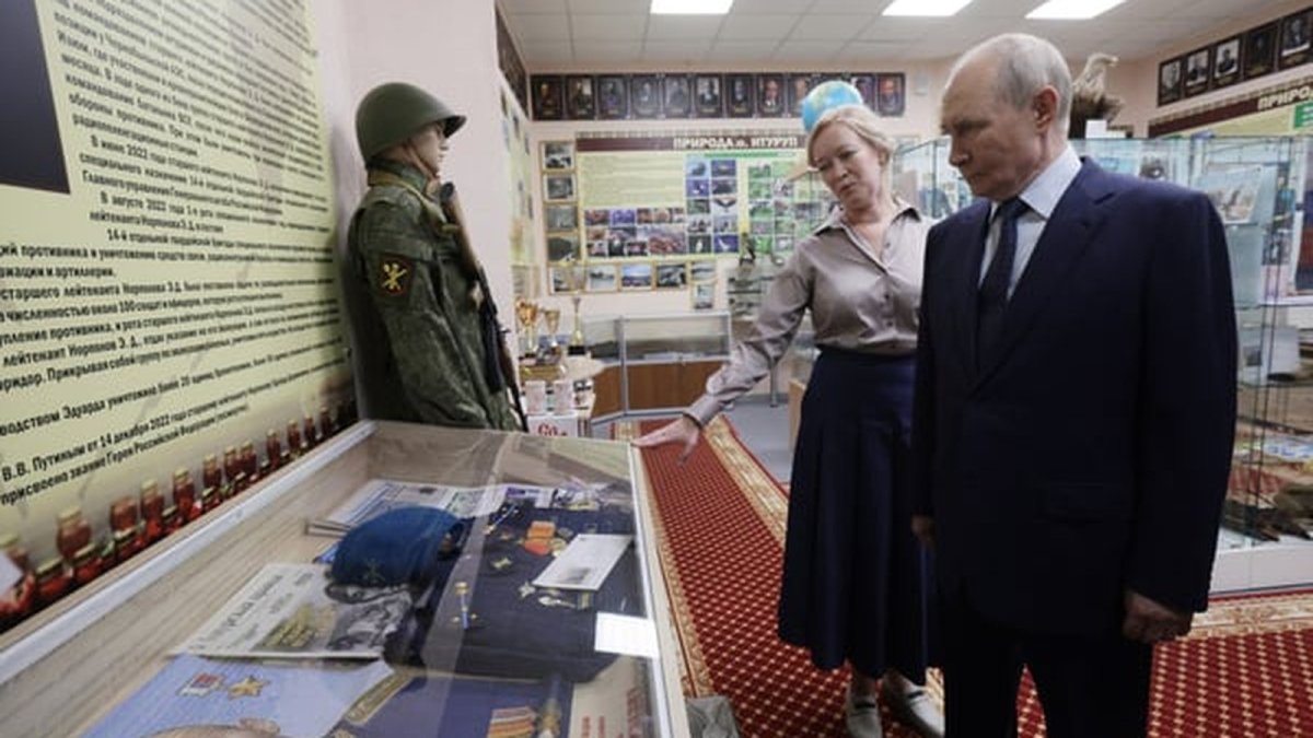 Putin's Visit to Disputed Island Exacerbates Japan-Russia Tensions
