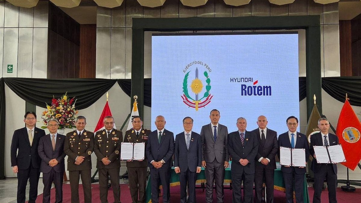 Hyundai Rotem and Peruvian officials sign the K2 framework agreement in Lima, December 9, 2025