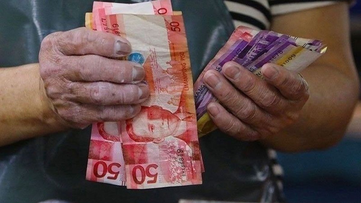 Philippine peso bills counted by a worker as lawmakers debate the P85 minimum wage increase for Metro Manila