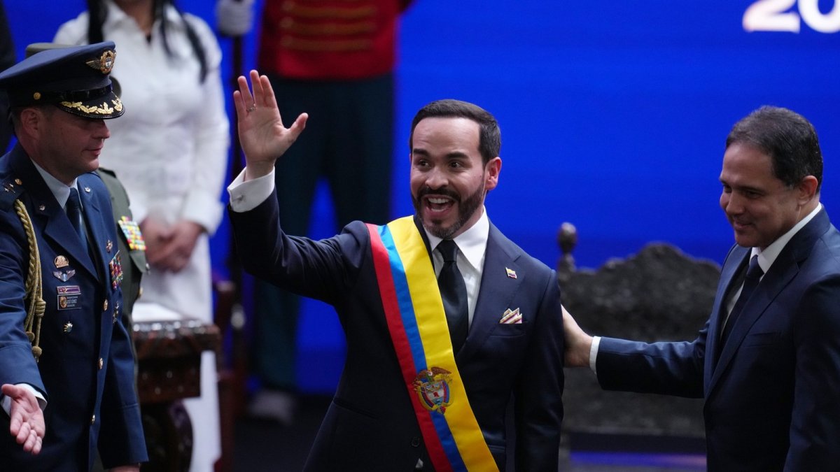 De la Espriella receiving presidential sash in Cali
