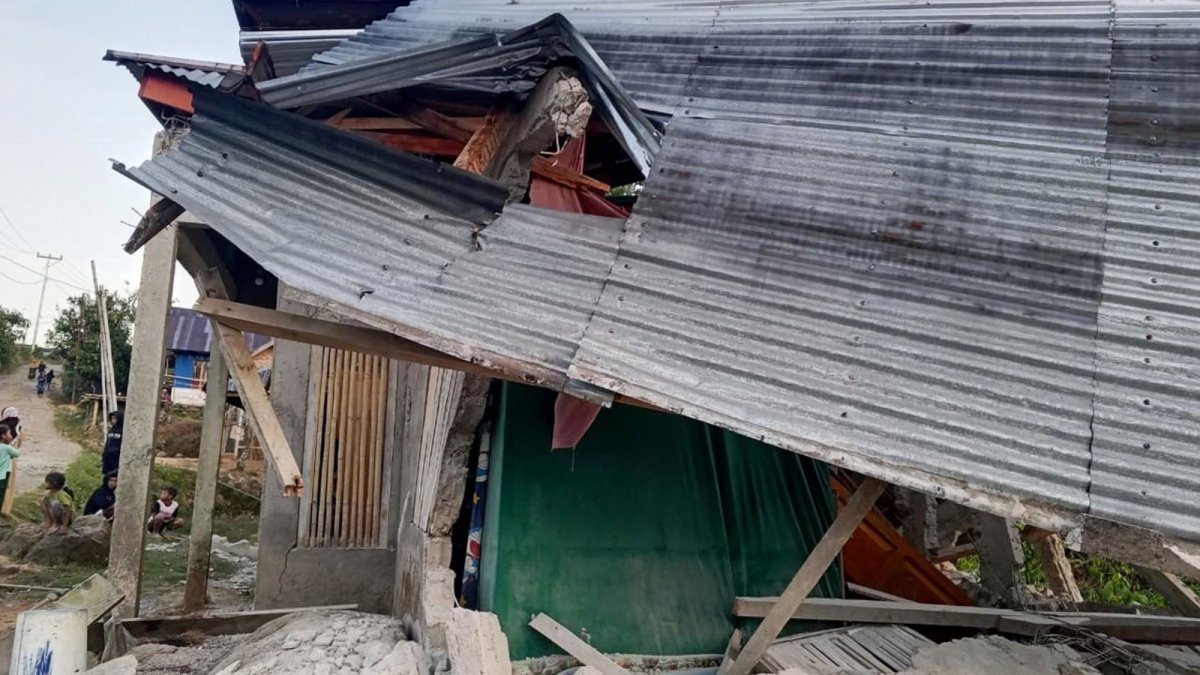 Flores Earthquake Death Toll Climbs to 71 as Aid Finally Reaches Indonesia's Remote Island