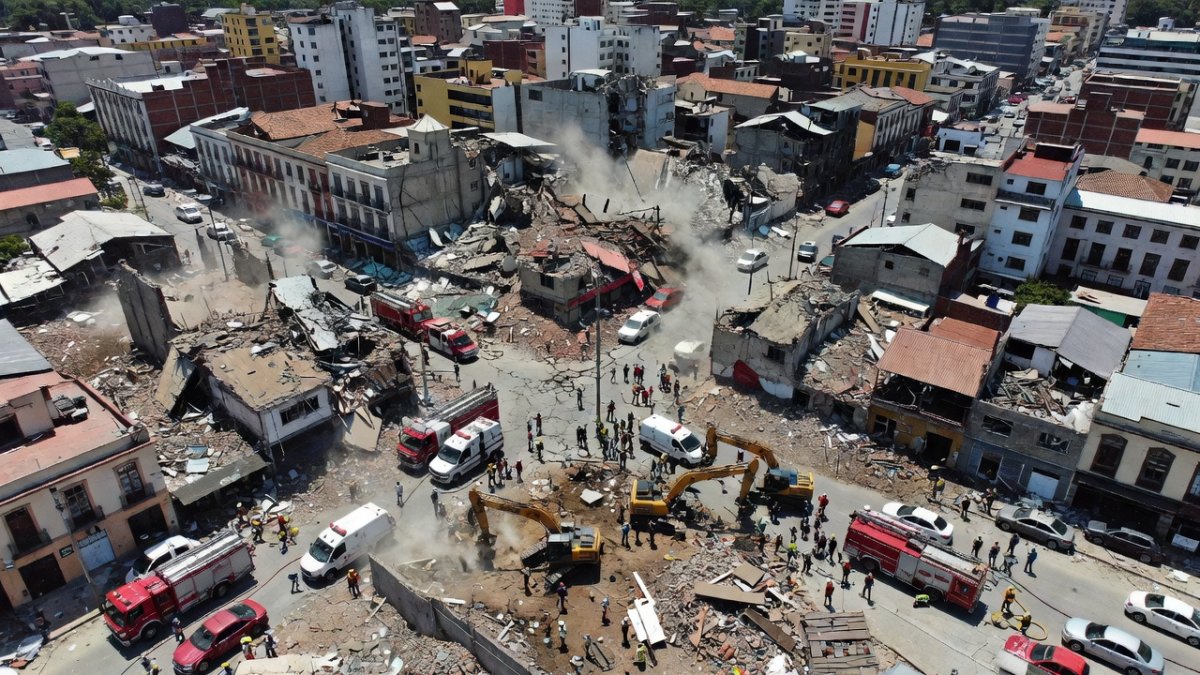 Topos Azteca Rescue Team Arrives in Colombia After 7.4 Quake