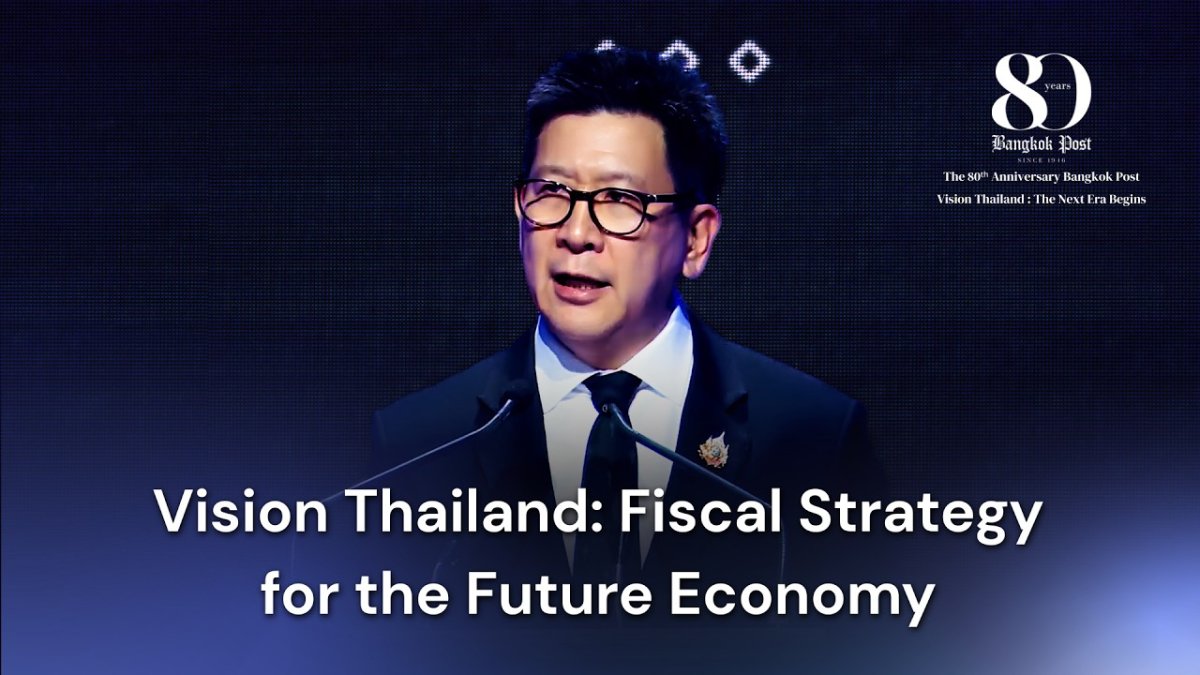 Ekniti Nitithanprapas delivering the Vision Thailand keynote address at the Bangkok Post Forum