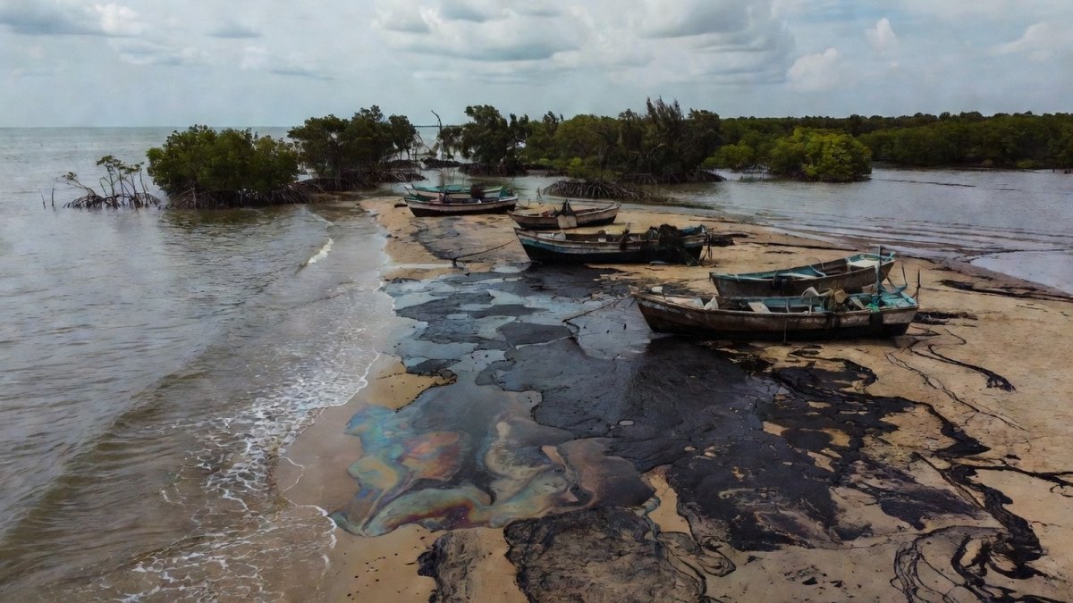 Oil Spill on Iran's Qeshm Island Raises Alarm in Strait of Hormuz