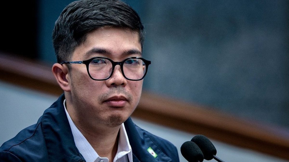 Former COA auditor Roderick Wamil on the witness stand during the impeachment trial of Vice President Sara Duterte