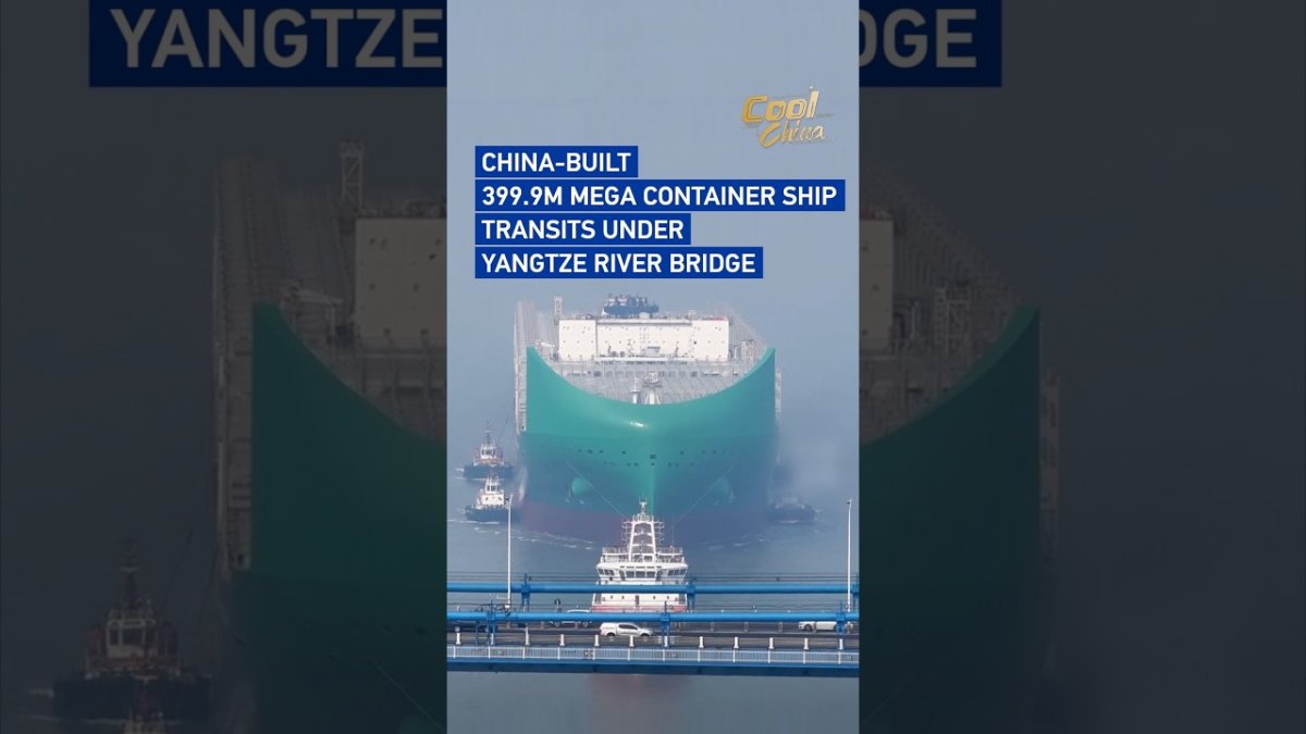 China-Built 400m LNG Mega Ship Transits Yangtze Bridge