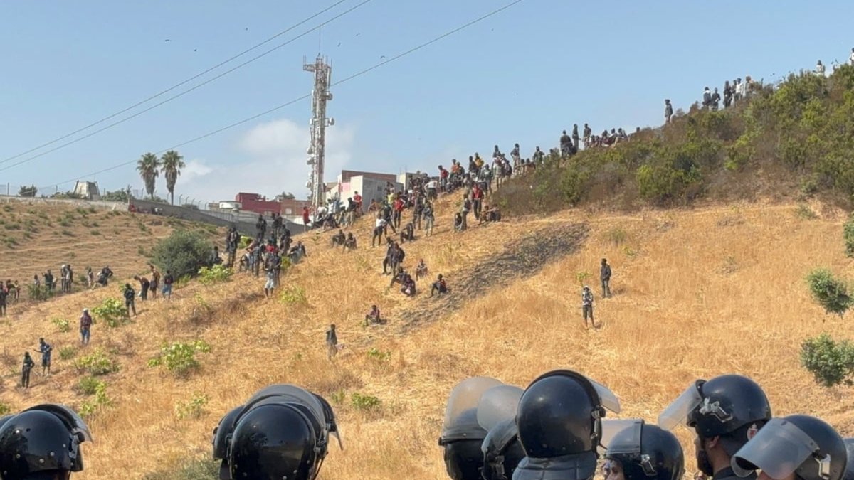 Morocco Disperses Migrants at Ceuta, Expels Journalists as Border Tensions Persist