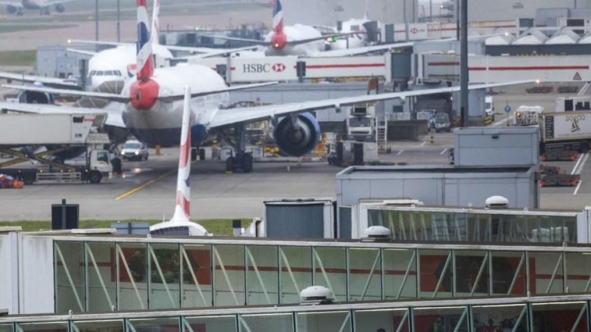 Grass fire near the Southern Runway at Heathrow Airport on 6 August 2026