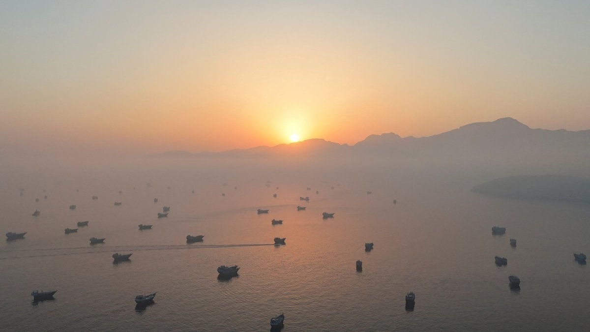 US Operates Clandestine Shipping Corridor Through Strait of Hormuz, Keeping Gulf Oil Flowing Amid Iran War