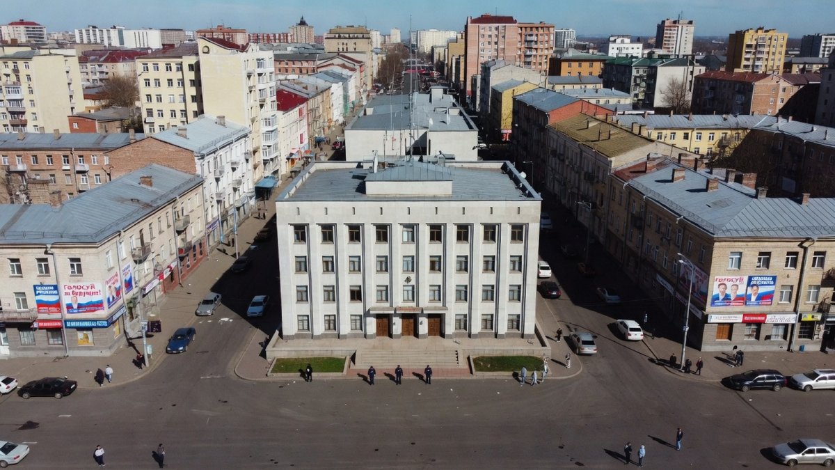 Police presence outside the Supreme Court building in Moscow during the Yabloko appeal hearing