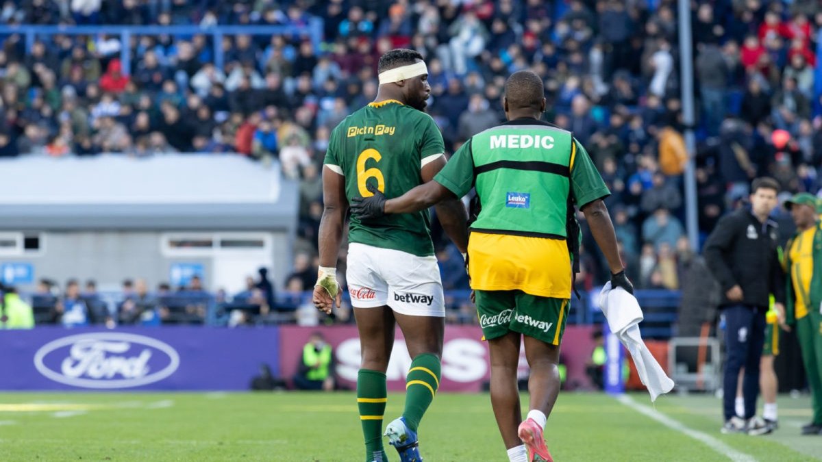 Siya Kolisi limps off injured during the Springboks' 17-10 win over Argentina