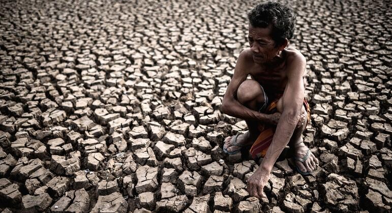 Cracked, drought-affected earth - dry conditions that El Nino can worsen across vulnerable regions (UN News)