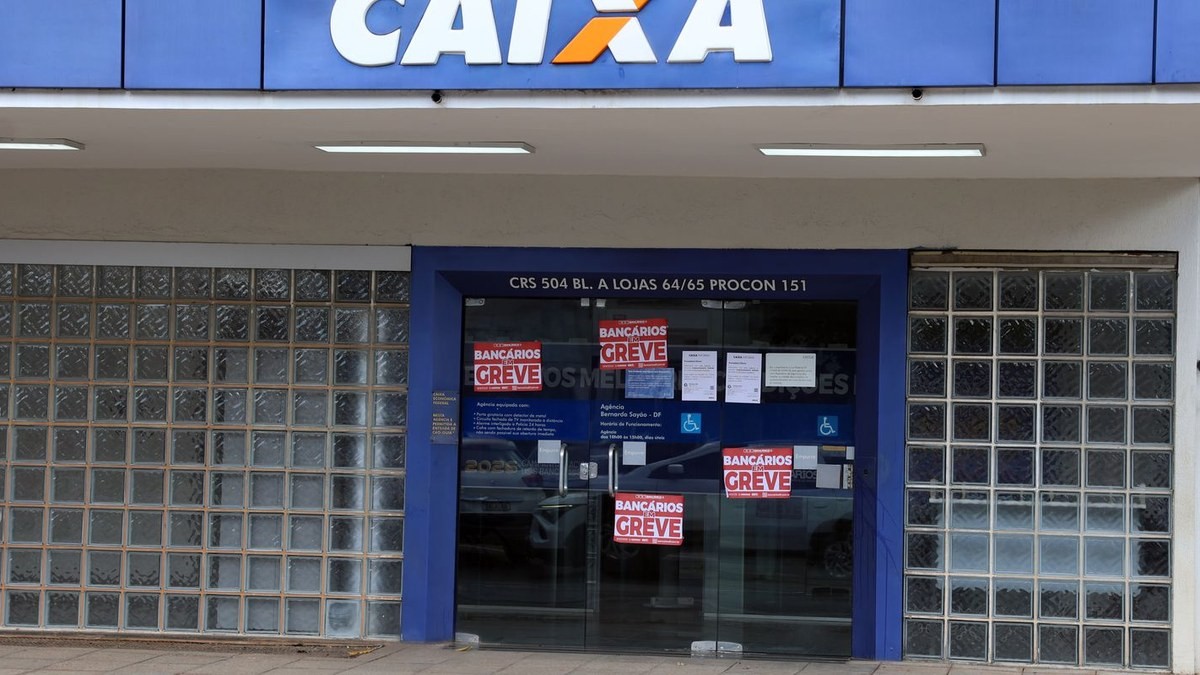A closed Caixa Economica Federal branch with red "Bancarios em Greve" posters on its glass doors. Photo: Agencia Brasil (EBC)