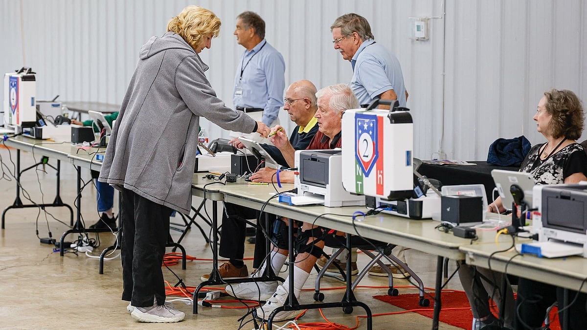 A woman checks in before voting on the second day of early voting ahead of the midterm elections at a polling place at the DuPage Event Center and Fairgrounds in Wheaton, Illinois, on September 25, 2026. Photo: AFP