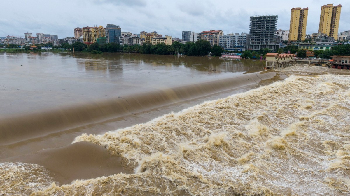 Hainan's Record Deluge Forces 55,000 to Evacuate as Reservoirs Open
