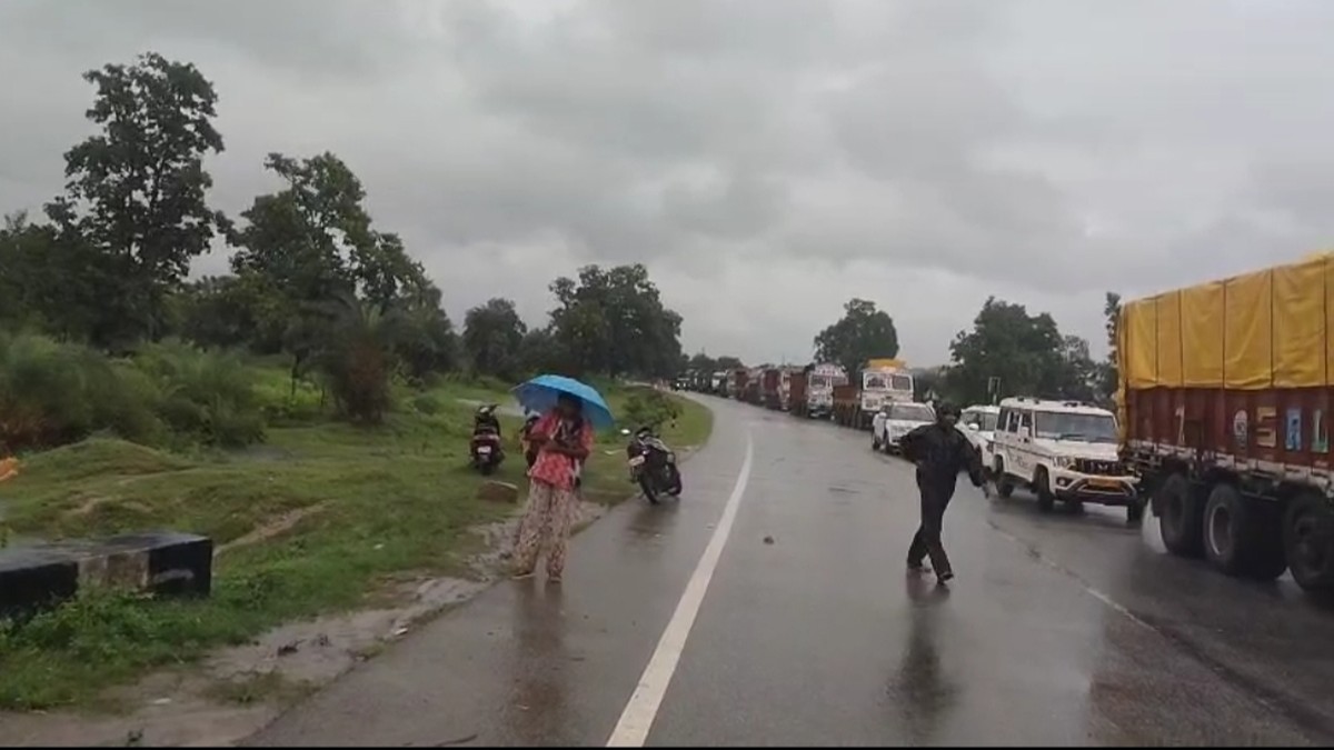Vehicular movement affected after traffic diversion as water flows two to three feet above several roads in Chhattisgarh. Photo: ETV Bharat