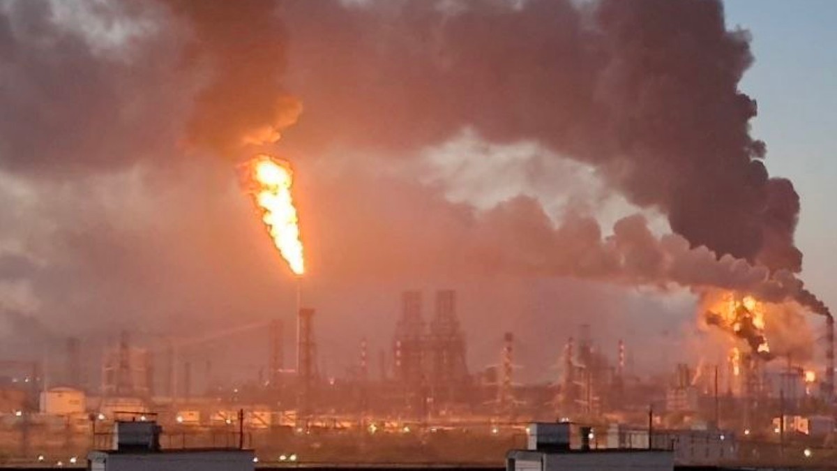 Flames and thick black smoke rise from the Moscow Oil Refinery in the Kapotnya district during the overnight drone strike. Photo: Ukrainska Pravda