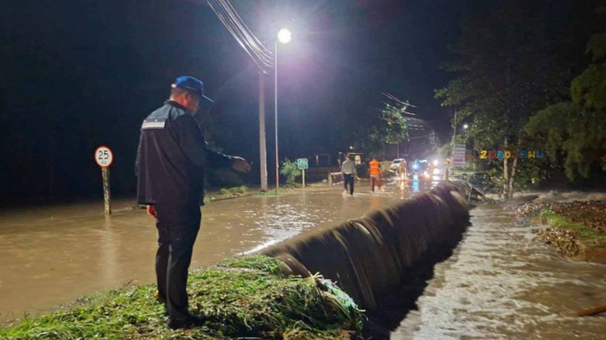 Saraburi Flash Floods: Tourists Rescued, Pickup Swept Into Canal