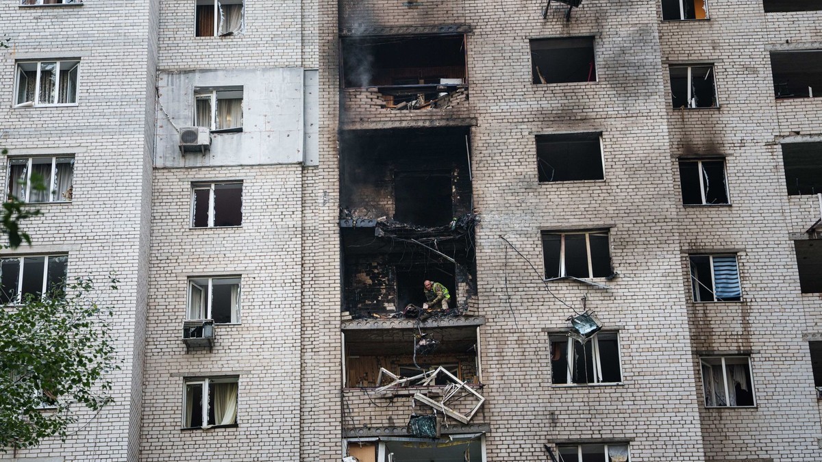 A Russian drone struck a 16-story residential building in Kyiv's Pecherskyi district, damaging several upper floors and causing a fire, in Kyiv, Ukraine, on Sept. 25, 2026. Photo: Kostiantyn Liberov / Libkos / Getty Images
