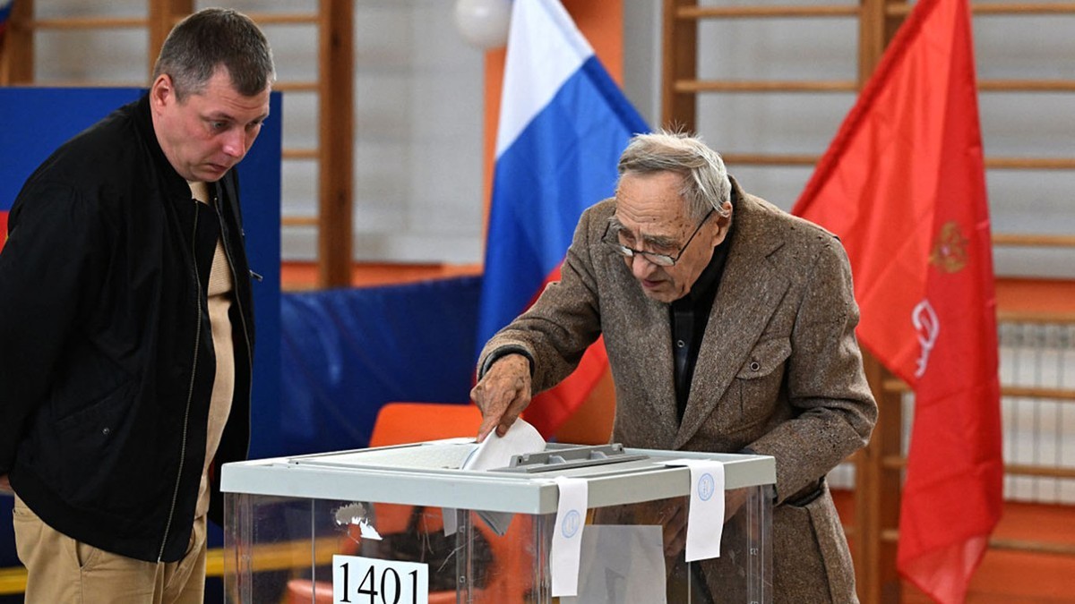 A voter casts a ballot at a polling station in Russia during the State Duma election. Photo: AFP