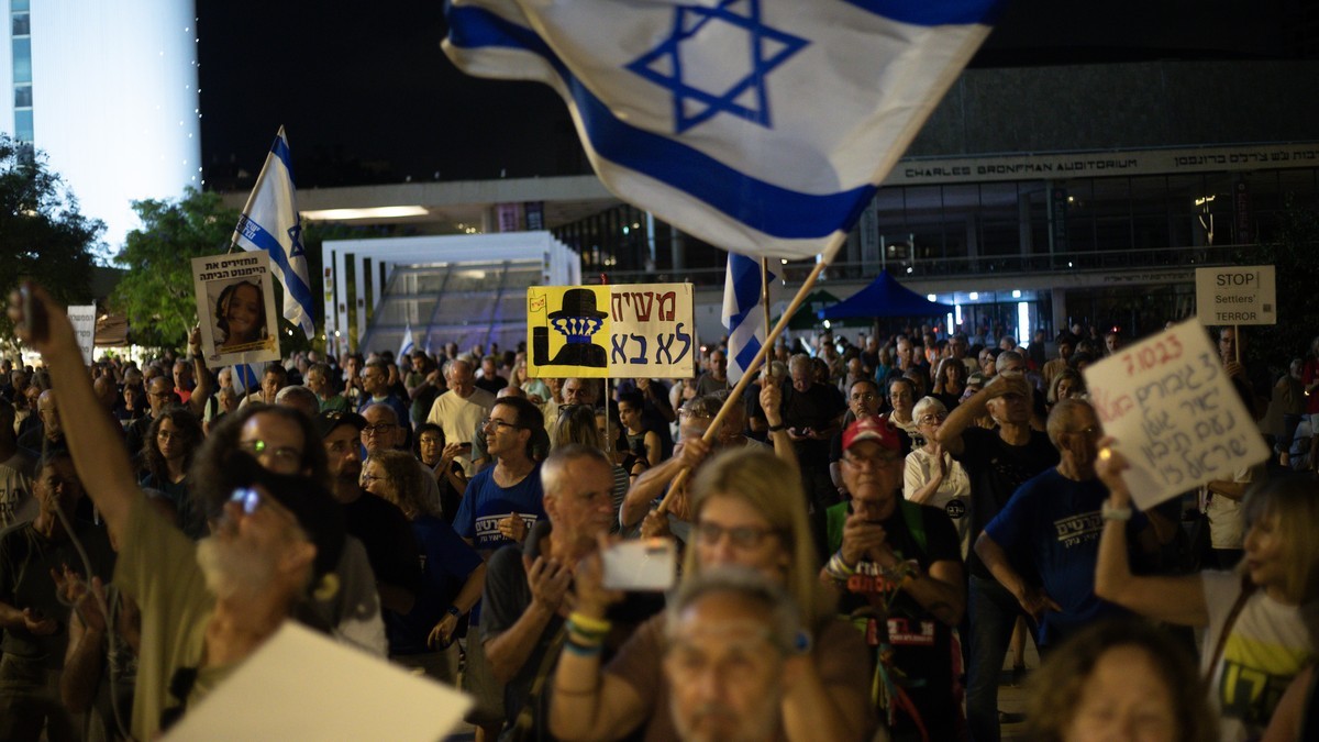 Israelis protest against Prime Minister Benjamin Netanyahu over reported warnings ahead of the October 7, 2023 attack. Photo: Anadolu Agency