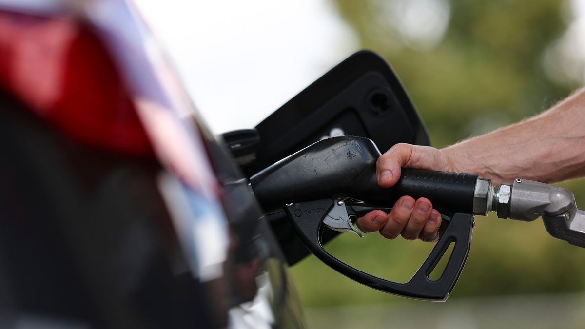 A driver refuels at a gas station. The average U.S. price of a gallon of gasoline stood at $4.22, an increase AAA puts at 41 percent since the war with Iran began. Photo: AP via CNN