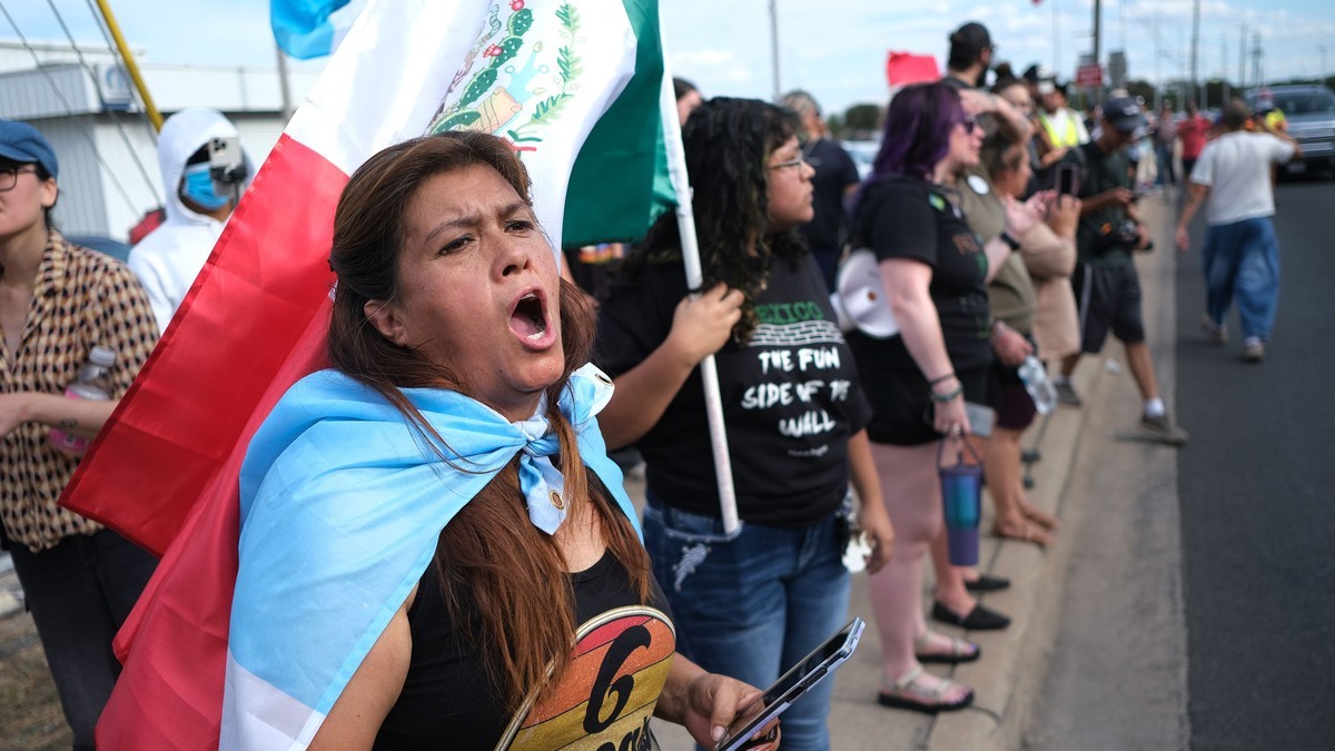 Demonstrators gather where local authorities say a U.S. Immigration and Customs Enforcement officer shot and wounded a man in Austin, Texas, on September 20, 2026. Photo: Joel Angel Juarez/AP