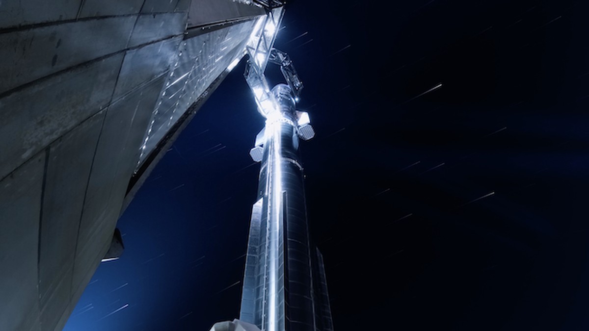 Starship's Flight 14 vehicle stacked on the launch mount at Starbase, Texas, ahead of the orbital attempt. Photo: Spaceflight Now