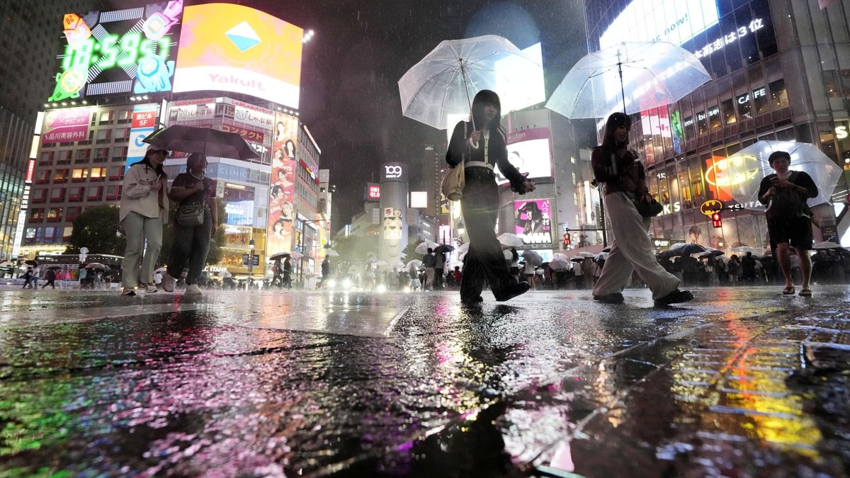 Typhoon Dujuan Bears Down on Tokyo as Japan Shuts Down for Silver Week