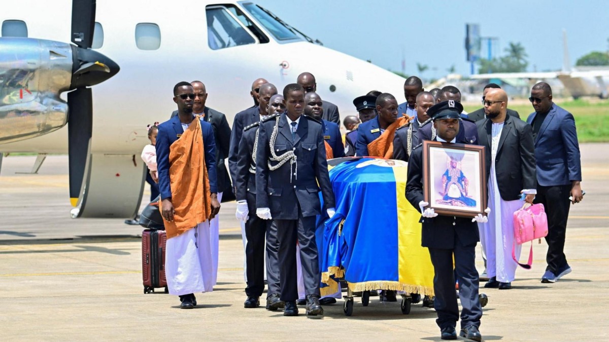 Mourners and officials gather for the funeral of King Oyo of Tooro in Uganda