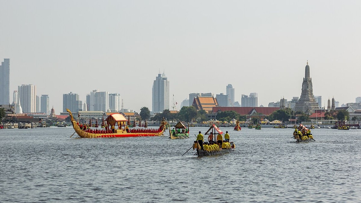 Royal barges of the Royal Thai Navy during a rehearsal on the Chao Phraya River ahead of the royal kathin procession (Wikimedia Commons)