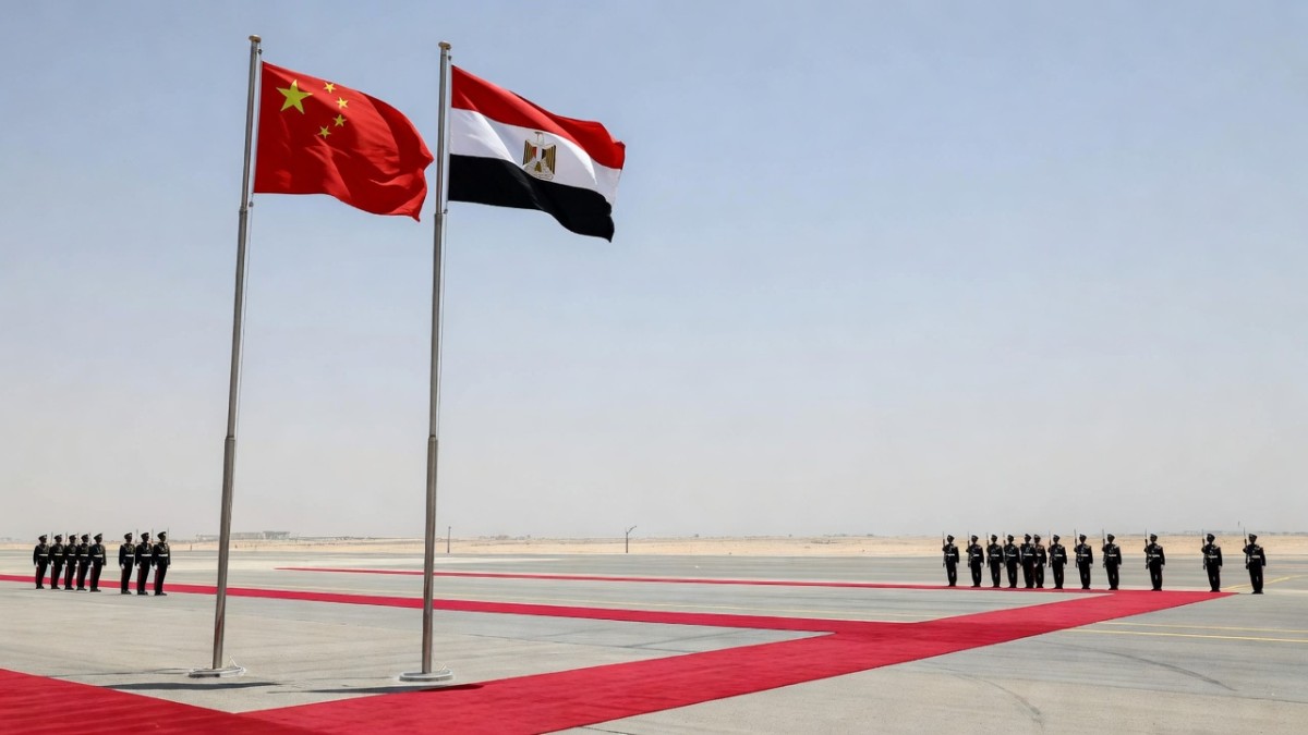 Chinese and Egyptian flags at the Cairo airport welcome ceremony
