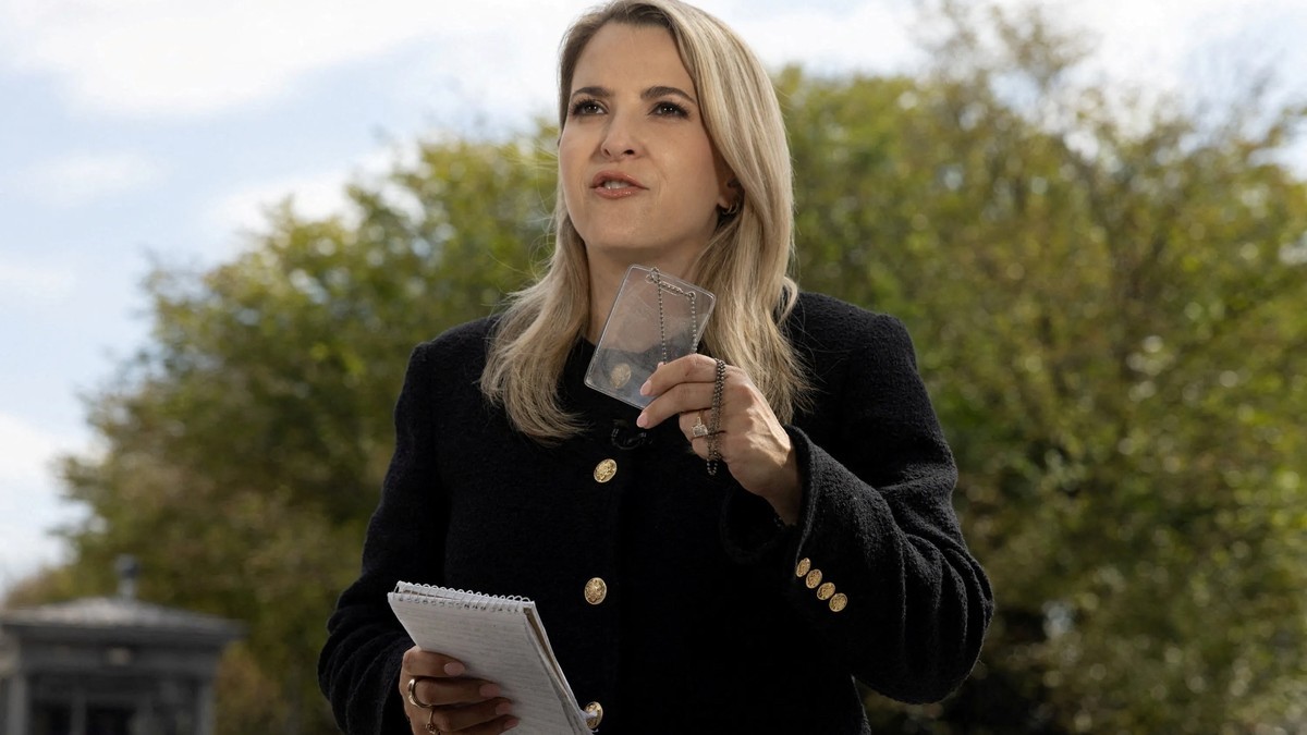CNN correspondent Betsy Klein holds an empty credential holder while reporting from the sidewalk outside the White House on Sept. 19, 2026, after the White House barred CNN, MS NOW and Politico from the building. Photo: Anna Rose Layden/Reuters via USA TODAY