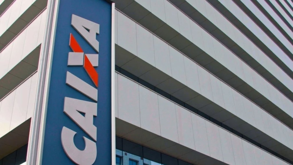The exterior of a Caixa Economica Federal building, showing the bank's vertical blue sign. File photograph via Exame