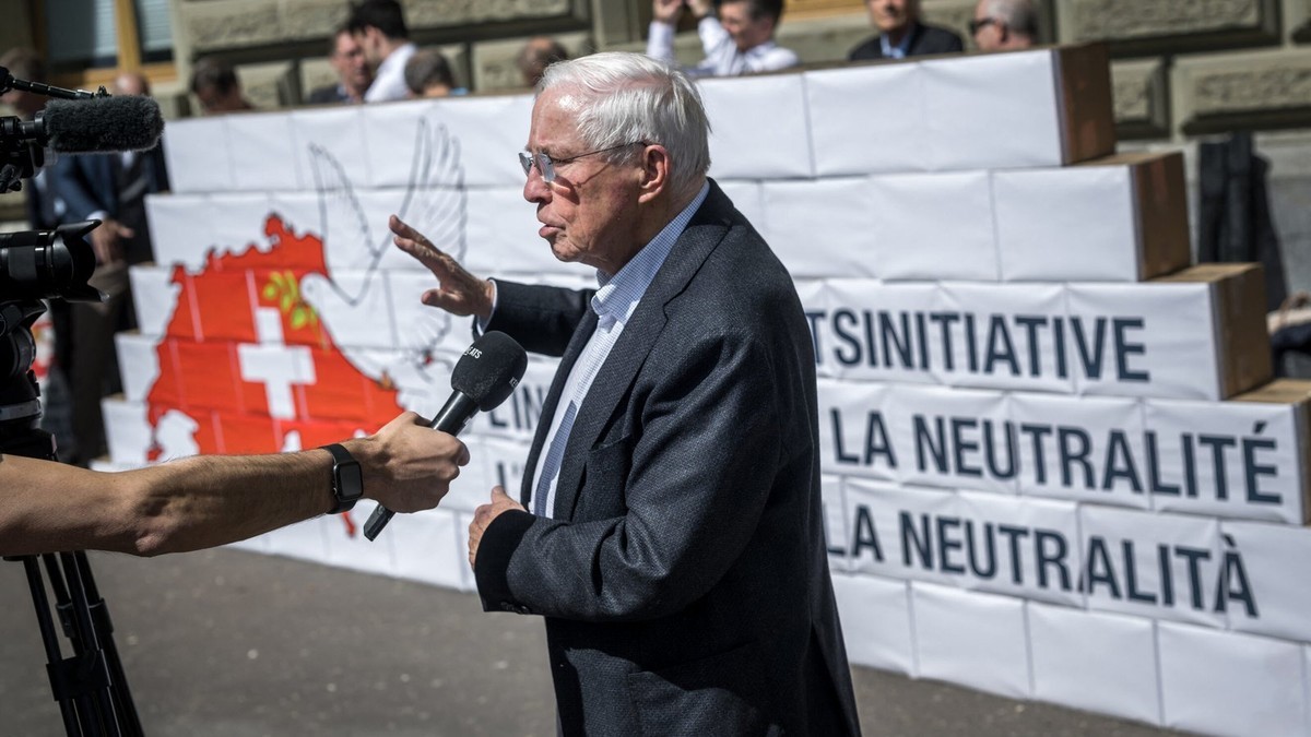 Swiss voters reject ‘perpetual and armed’ neutrality, and the arms fight moves to November