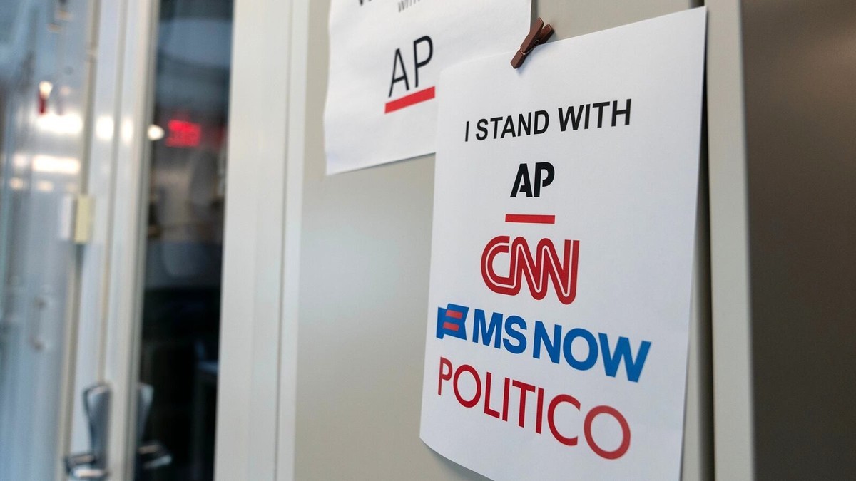 A sign in support of news outlets is seen in the White House press room on September 19, 2026, the day after CNN, MS NOW and Politico were barred from the grounds.