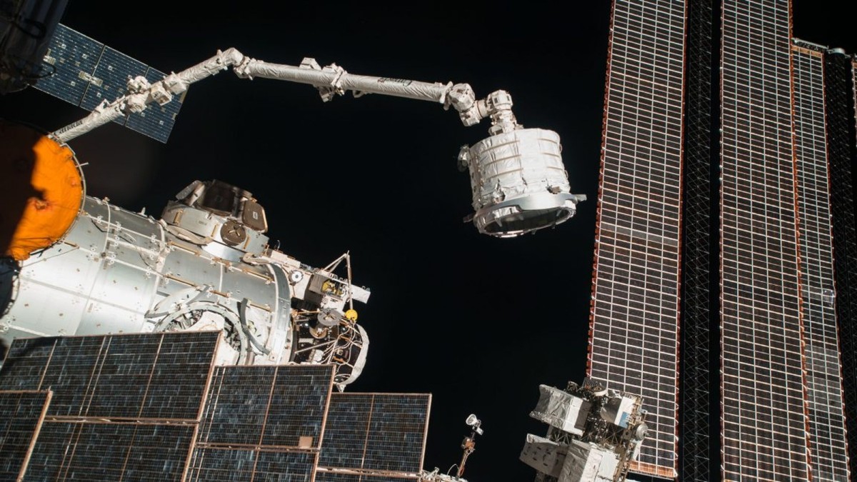 NASA 'troubleshooting' transporter for space station's robotic arm [Updated]