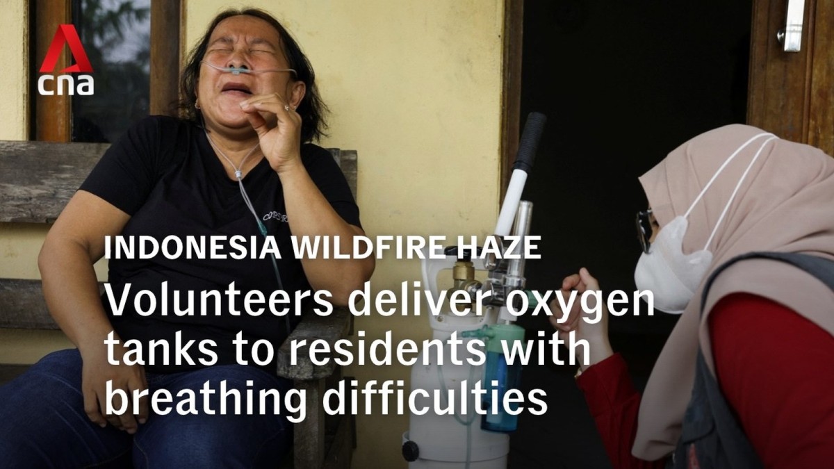 Volunteers Deliver Oxygen Tanks Amid Indonesia’s Haze Crisis