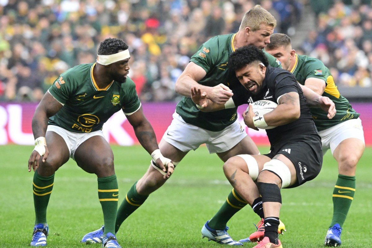Malcolm Marx scores from a driving maul as the Springboks overpower the All Blacks at FNB Stadium