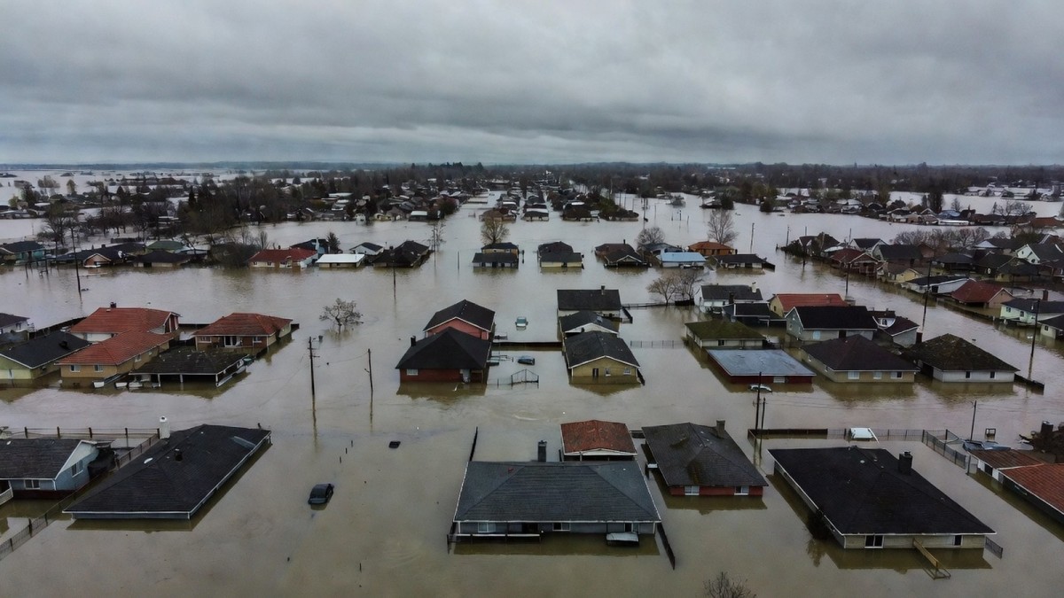 Thousands Trapped in Oleshky as Food, Water and Medicine Dwindle