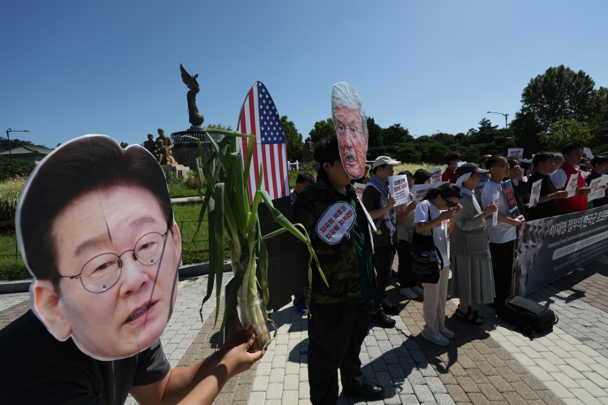 Civic group members and protesters hold an emergency press conference near Cheong Wa Dae in Seoul opposing a potential troop deployment to the Strait of Hormuz (Yonhap)