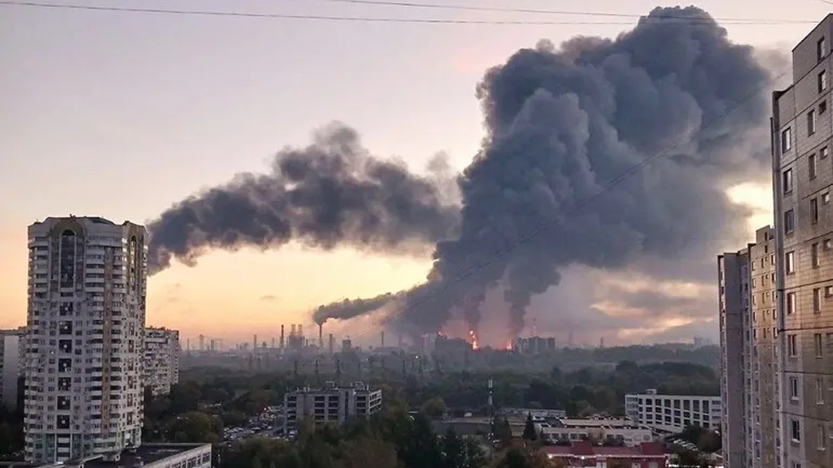 A large plume of dark smoke rises over the Moscow skyline during the overnight drone strike on the capital's oil refinery on 20 September 2026. Photo: ZN.ua