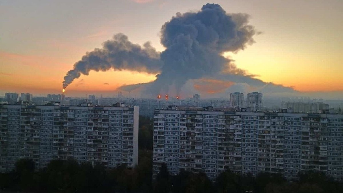 Smoke rises from fires at the Moscow Oil Refinery in the Kapotnya district after a Ukrainian drone strike overnight on 20 September 2026. Photo: Reuters