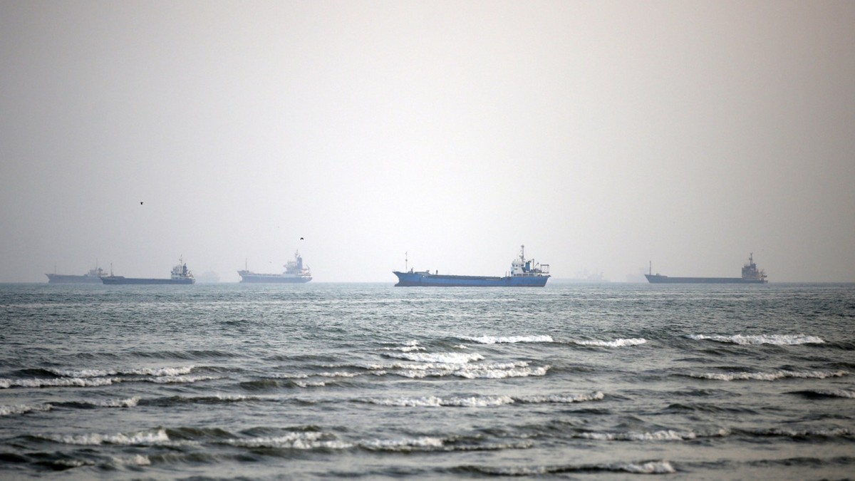Oman pledges to safeguard Strait of Hormuz navigation, urges Iran-US settlement