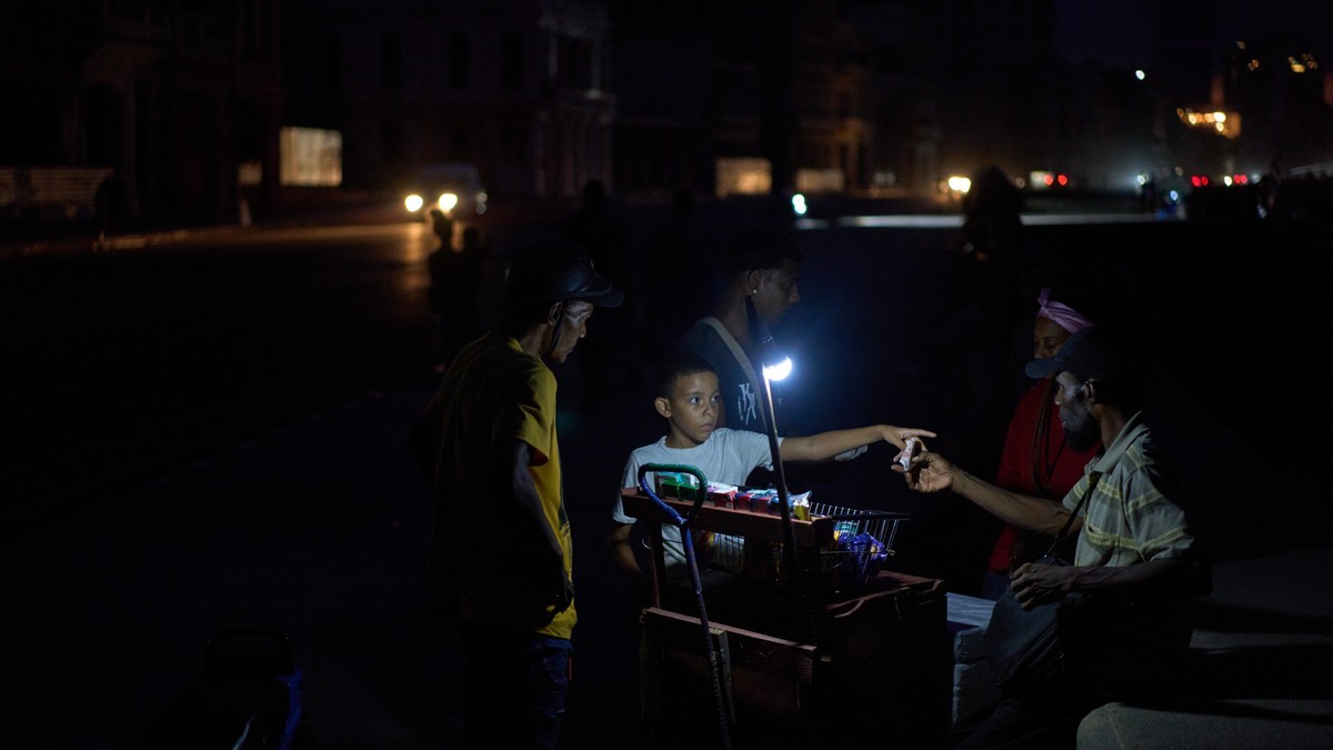 A child pays a vendor on the Malecon seawall during a blackout in Havana, Cuba, Friday, Sept. 18, 2026. Photo: Ramon Espinosa/AP