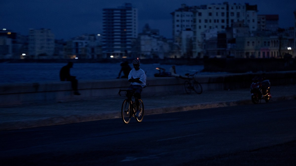 Cuba's National Grid Collapses Again, Leaving Millions Without Power