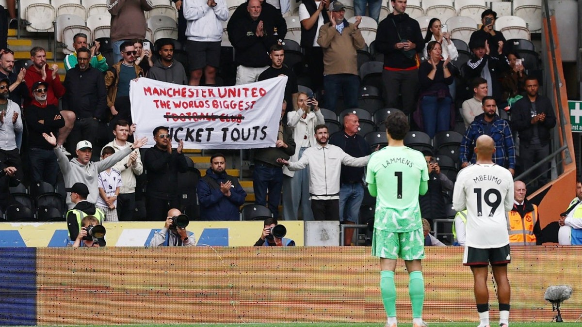 Man United’s fan group reveals banner protest for Manchester derby