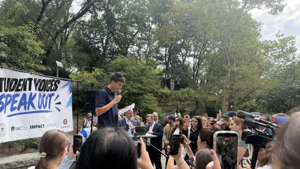 ‘Can’t shut kids out,’ students tell Mamdani at prayer vigil outside Gracie Mansion