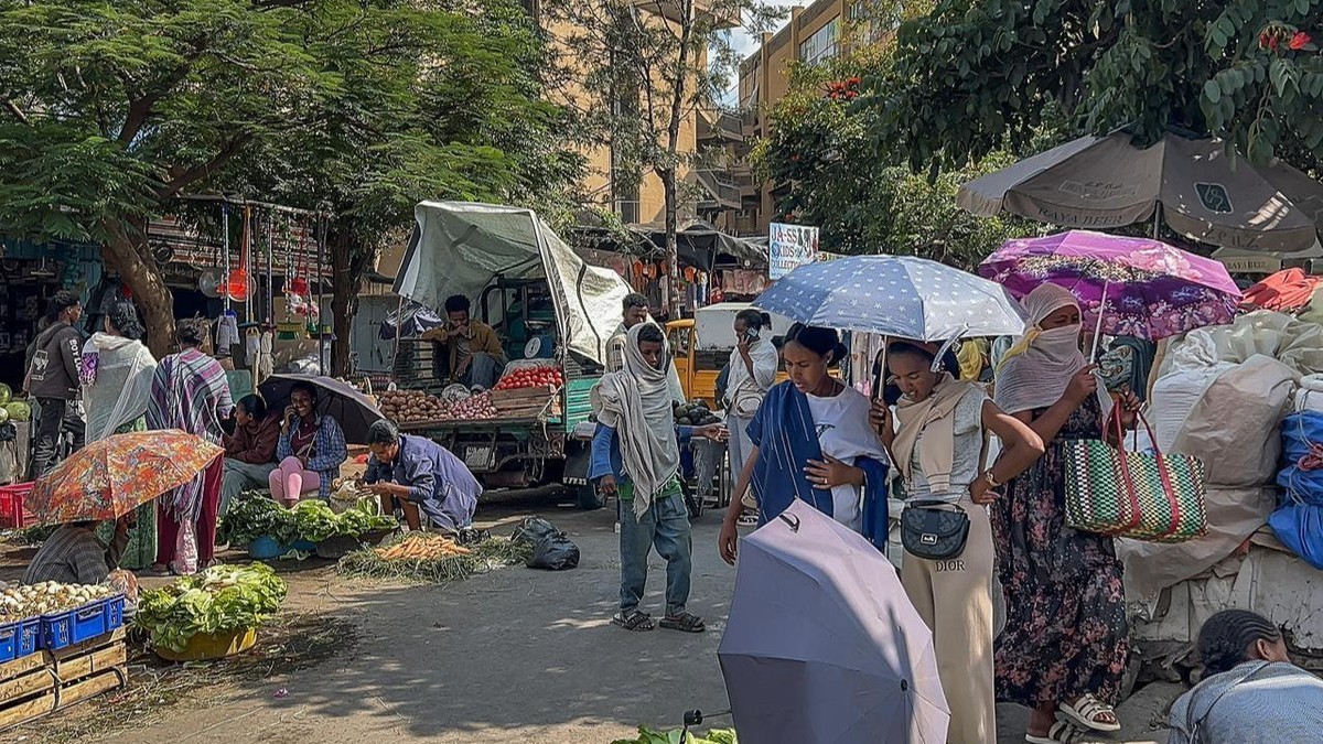 Residents shop for vegetables and other goods at a street market in Mekelle, the capital of Ethiopia's Tigray region, on 23 September 2026. Photo: AFP via Turkiye Today