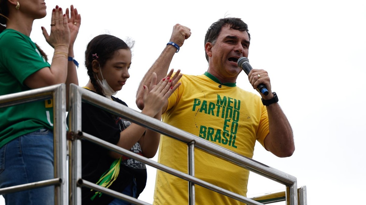 Senator Flavio Bolsonaro launches his presidential campaign with running mate Alfredo Gaspar at a Liberal Party rally on Copacabana beach, Rio de Janeiro, on 16 August 2026. Photo: Fernando Frazao/Agencia Brasil